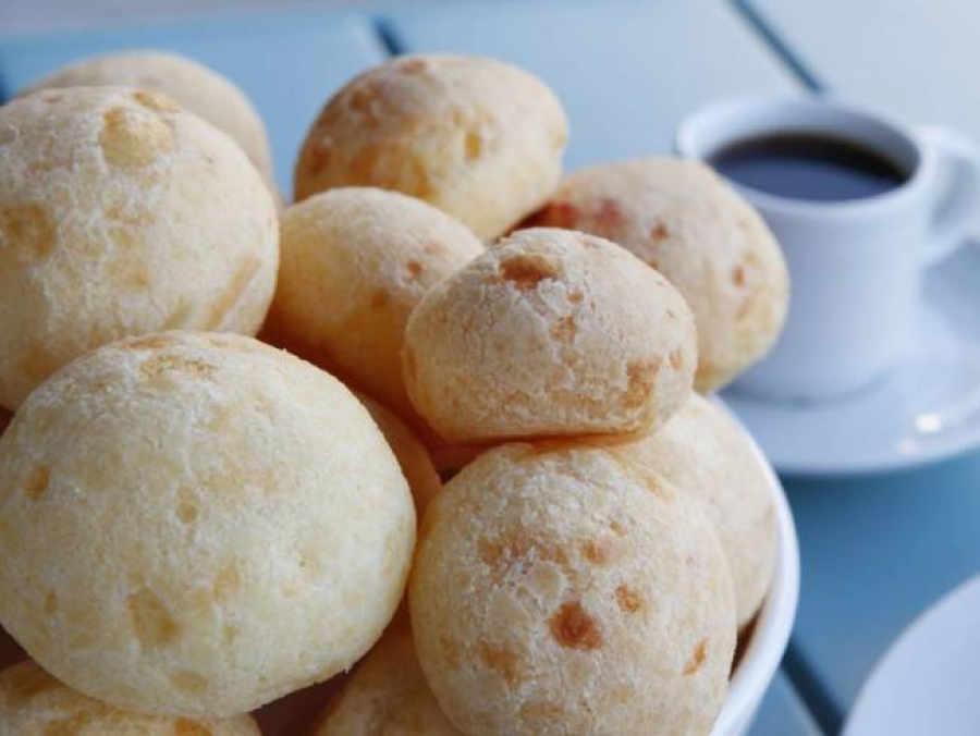 Pão de queijo é eleito o melhor petisco do Brasil em ranking internacional