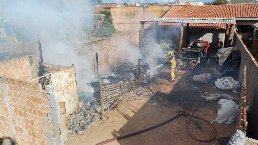 Depósito de materiais recicláveis pega fogo em Poços de Caldas