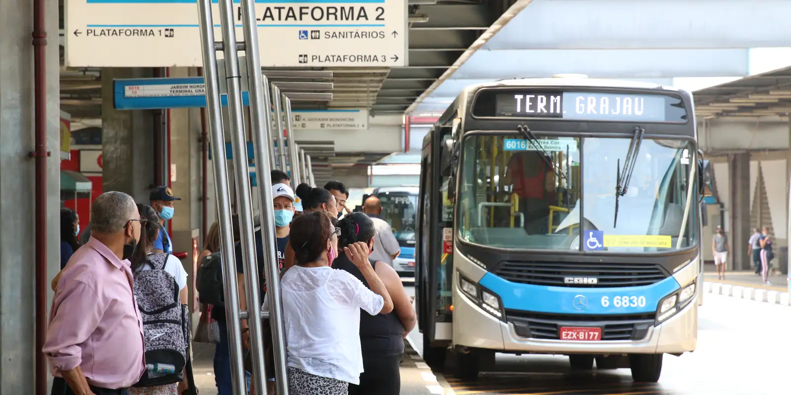 Setor de serviços recua 0,2% em janeiro, influenciado por transportes